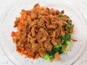 切好的青菜胡萝卜放在一起，加入猪油渣混合均匀。