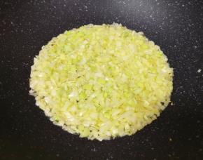 大葱洗干净切成葱花，炒锅内倒适量的食用油烧热，下入葱花炒香。