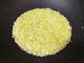 大葱洗干净切成葱花，炒锅内倒适量的食用油烧热，下入葱花炒香。