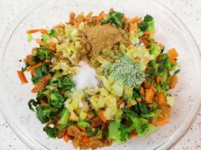 将炒好的葱花倒入混合好的馅料里面，放盐、蔬之鲜、十三香和香油搅拌均匀。