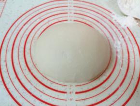 将发酵好的面团揉光排气。