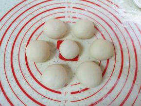 搓成长条分成大小一致的小剂子揉光滚圆。