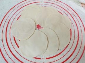 擀成中间稍厚边缘薄的包子皮。