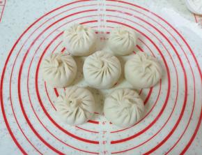 放上足够多的包子馅，包成自己喜欢的形状，依次做完剩下的面团。