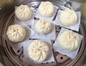 蒸锅内放水，篦子上铺上油纸，放上做好的包子生胚，盖上锅盖二次发酵10分钟左右，凉水上锅，上汽后大火蒸12分钟关火，焖5分钟左右出锅。