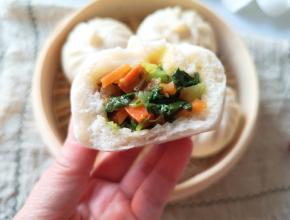 掰开一个瞧瞧，皮薄馅大。