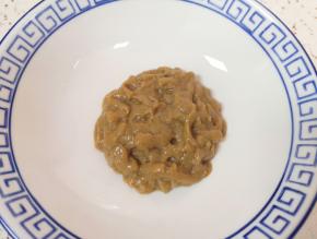 碗里放入芝麻酱口味的火锅蘸料。