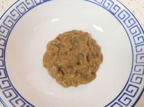 碗里放入芝麻酱口味的火锅蘸料。