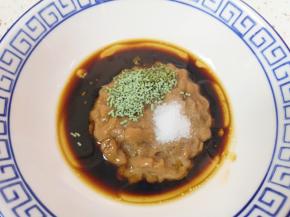 加入生抽、老抽、香醋、香油、盐和蔬之鲜搅拌均匀。