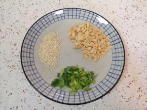 准备好熟花生碎、熟白芝麻和香菜碎。