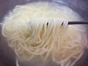 棍棍面煮熟。