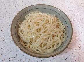 煮好的棍棍面盛入碗里，加入一点点熟油搅拌一下。