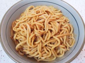 加入准备好的热干面料汁搅拌均匀。