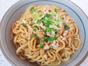 撒上花生碎、熟白芝麻和香菜碎。