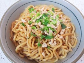 撒上花生碎、熟白芝麻和香菜碎。