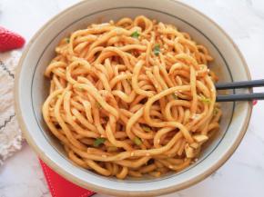 将果仁芝麻香菜碎和面条搅拌均匀。