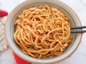 将果仁芝麻香菜碎和面条搅拌均匀。