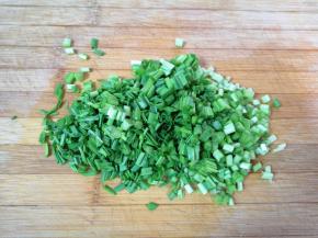 将蒜苗摘洗干净切碎。