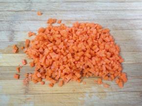 胡萝卜切成小丁。