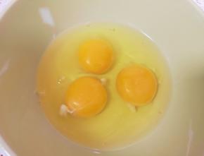 鸡蛋打散。