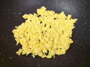 炒锅内倒适量的食用油烧热，倒入蛋液，用筷子不停的搅拌炒熟，盛出备用。