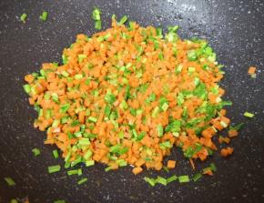 下入胡萝卜翻炒均匀。