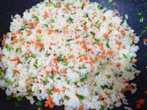 下入米饭翻炒均匀。