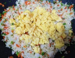 下入炒好的鸡蛋。