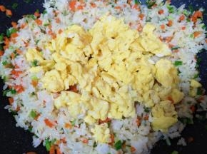 下入炒好的鸡蛋。