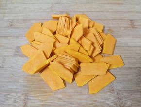 南瓜去皮去瓤，洗干净切成片。