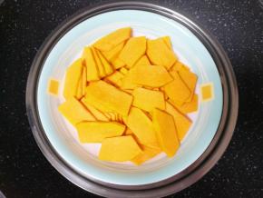 放在盘子里隔水蒸熟。