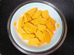 放在盘子里隔水蒸熟。
