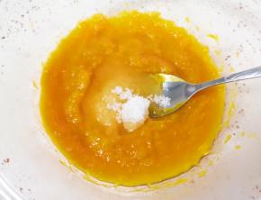 加入糖搅拌均匀。