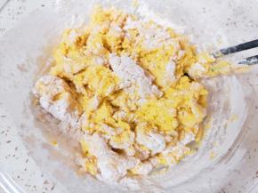 用筷子搅拌成絮状。