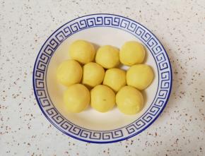 揉成面团，分成20g左右一份搓圆备用。