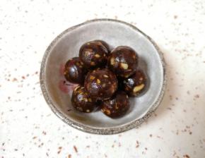 枣泥果仁馅分成6g一份搓圆备用。