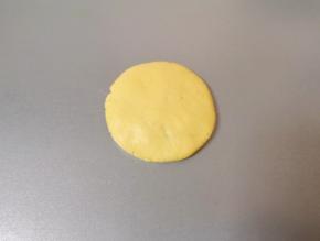 压成饼状，一个枣泥南瓜饼就做好了。