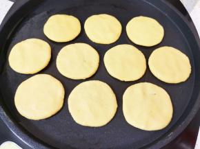依次做好剩下的南瓜饼，电饼铛预热，刷上一层食用油，放入做好南瓜饼。