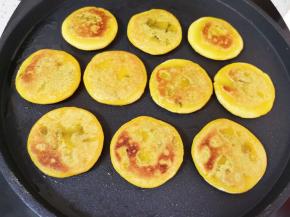 一面上色以后翻面。