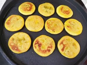 一面上色以后翻面。