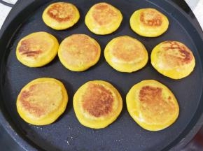 两面都煎至金黄色就熟了。