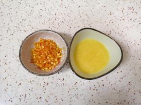 取新鲜橙子一个，用食用盐反复搓洗干净，用削皮器刮下薄薄的一层橙子皮切成小丁，剩下的橙子肉用榨汁杯榨出新鲜橙汁，取30g鲜榨橙汁和10g橙皮丁备用。