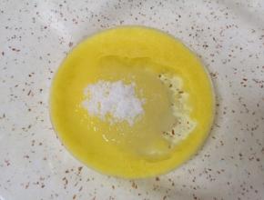 将橙汁、玉米油和10g细砂糖放入盆里，搅拌至细砂糖完全融化。