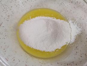 筛入低筋面粉，用手动打蛋器呈“Z”字形搅拌均匀。