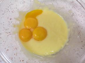 蛋清蛋黄分离，蛋清先放在一边，将蛋黄加入面糊里面，继续用手动打蛋器呈“Z”字形搅拌均匀。