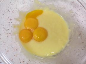 蛋清蛋黄分离，蛋清先放在一边，将蛋黄加入面糊里面，继续用手动打蛋器呈“Z”字形搅拌均匀。