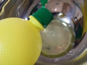 蛋清里面加入几滴柠檬汁，用电动打蛋器打发至粗泡状。