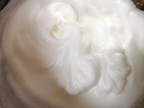 分三次加入剩下的细砂糖，先将蛋白打发至细腻状态。 