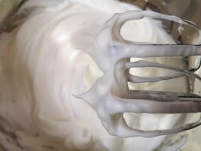 再继续打发至提起打蛋器，打蛋器上的尖角坚挺竖立不弯即可。
烤箱上下管150度预热。