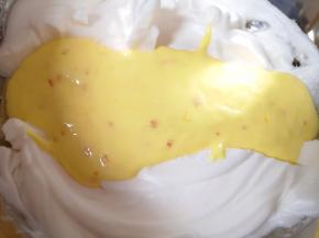 再把混合好的蛋黄糊倒回到剩下的三分之二蛋白里面，以同样的手法继续混合均匀。